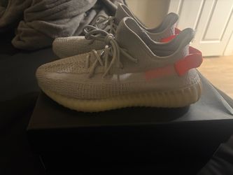 Yeezy 350 Boost V2 “Tail Light” Size 9.5