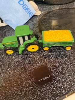 Vintage 1998 John Deere Ceramic Tractor & Grain Wagon Salt & Pepper Shaker Set – Enesco