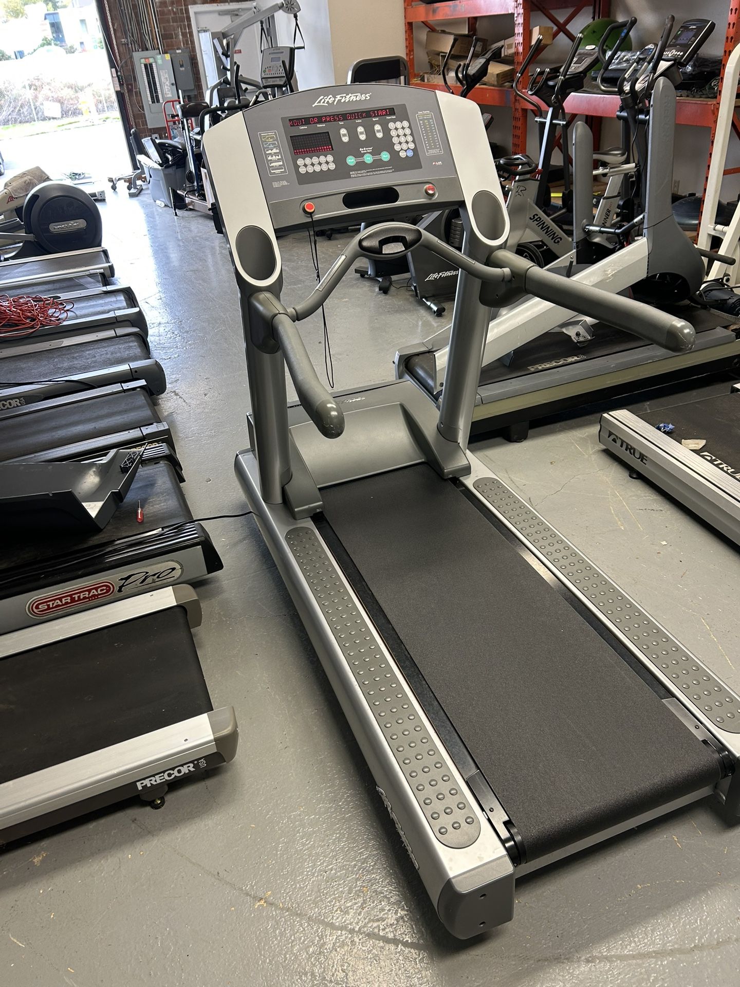Life Fitness T9i Treadmill 