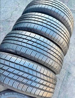 235 60 18 Michelin tires Con 80% de Vida Las 4
