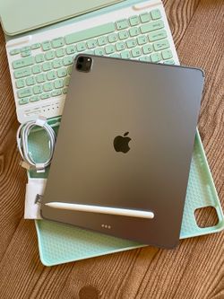 iPad Pro 12.9” (M2 chip / 2022 model) 6th Generation WiFi + 5G cellular with  keyboard, & Accessories