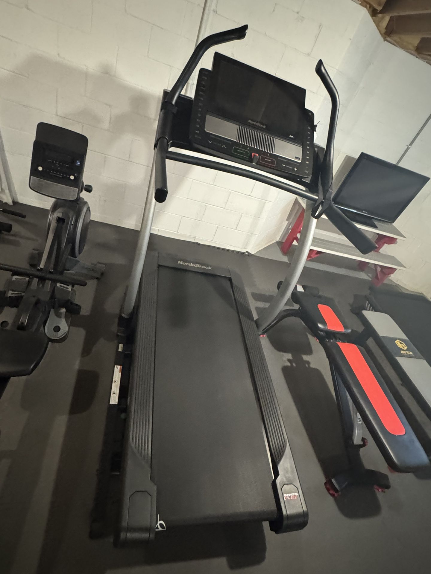 FOR SALE: NordicTrack X22i Incline Trainer – Excellent Condition – $850 (Cash Only)