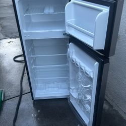 Magic Chef Mini Fridge Model. HMDR45PS 4.5 Cu Ft.