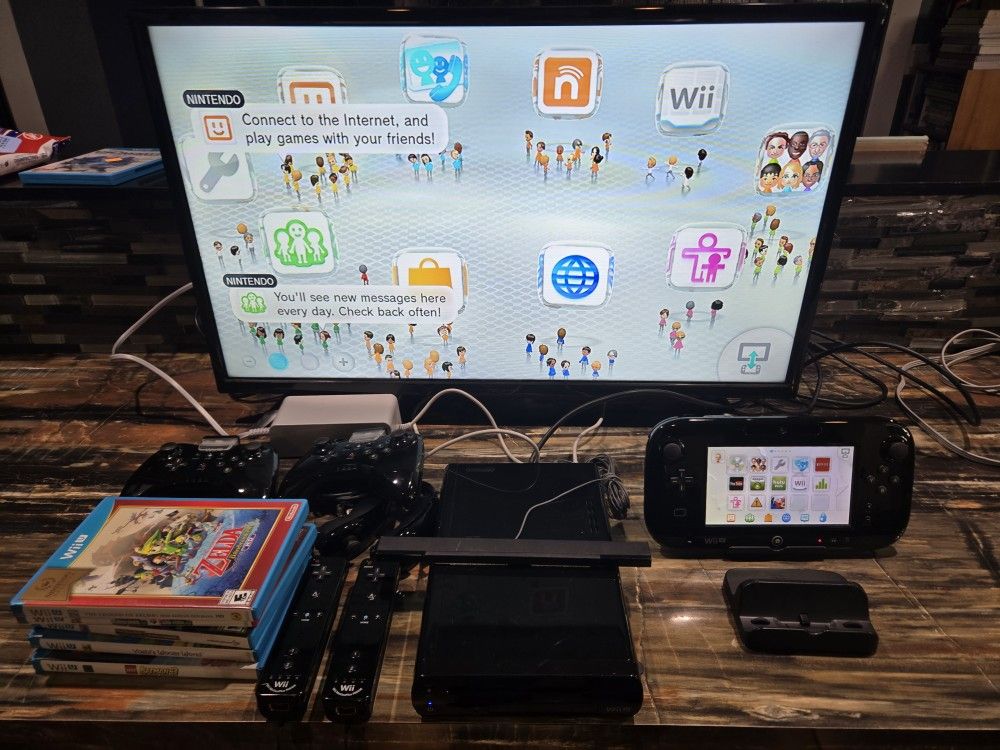 Nintendo Wii U Console Bundle. 5 Games 2 Wiimotes 2 Remotes