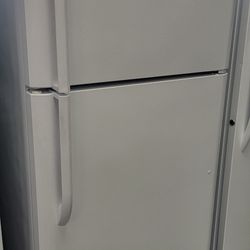 Frigidaire top Freezer Bottom Refrigerator With Warranty Delivery Available Fee depends on Address 🚚 🛻 🏠 