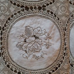 Beautiful Vintage Table Cloth And Napkins