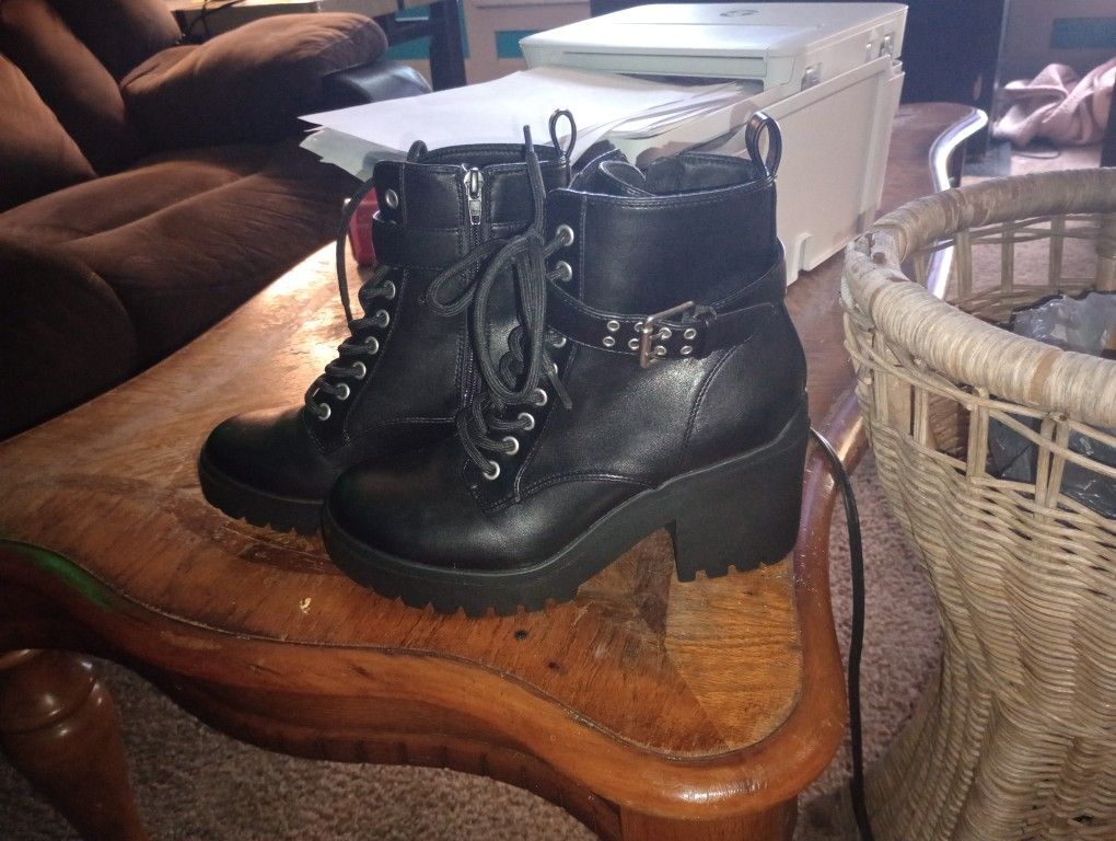 No Boundaries Size 8 1/2 High Heels Boots