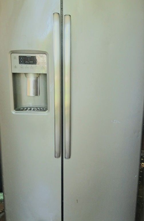 GE Fridge With Ice Maker