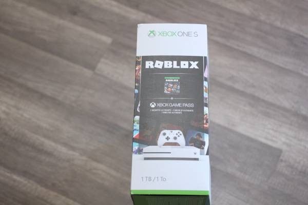  Xbox One S 1TB Roblox Console Bundle - White Xbox One