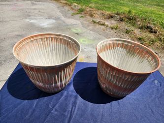 2 decorative flower pots