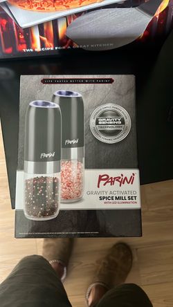Gravity activated spice mill set