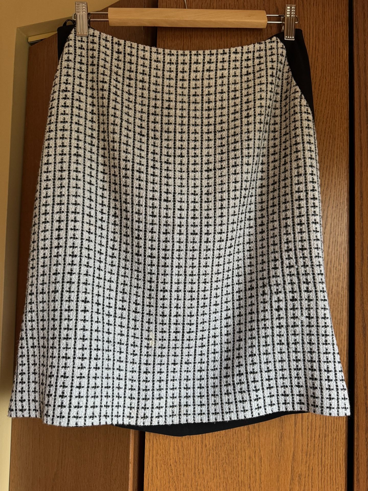 IVANKA TRUMP SKIRT Sz 8 KNEE LENGTH CHECKERED FRONT Striking shimmer DESIGN
