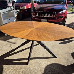 Nice Used Large 72in Long  and 42in Wide And 29 1/2in Tall.  Dining Room Table. 