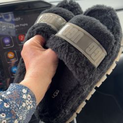 size 7  UGG Fluff Sandles