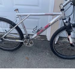 GT ZASKAR MOUNTAIN BIKE 