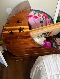 Small bed moon shape