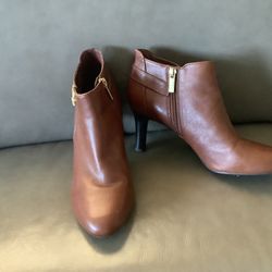 BROWN LEATHER BOOTIES. NEVER WORN. SIZE 9.5 M