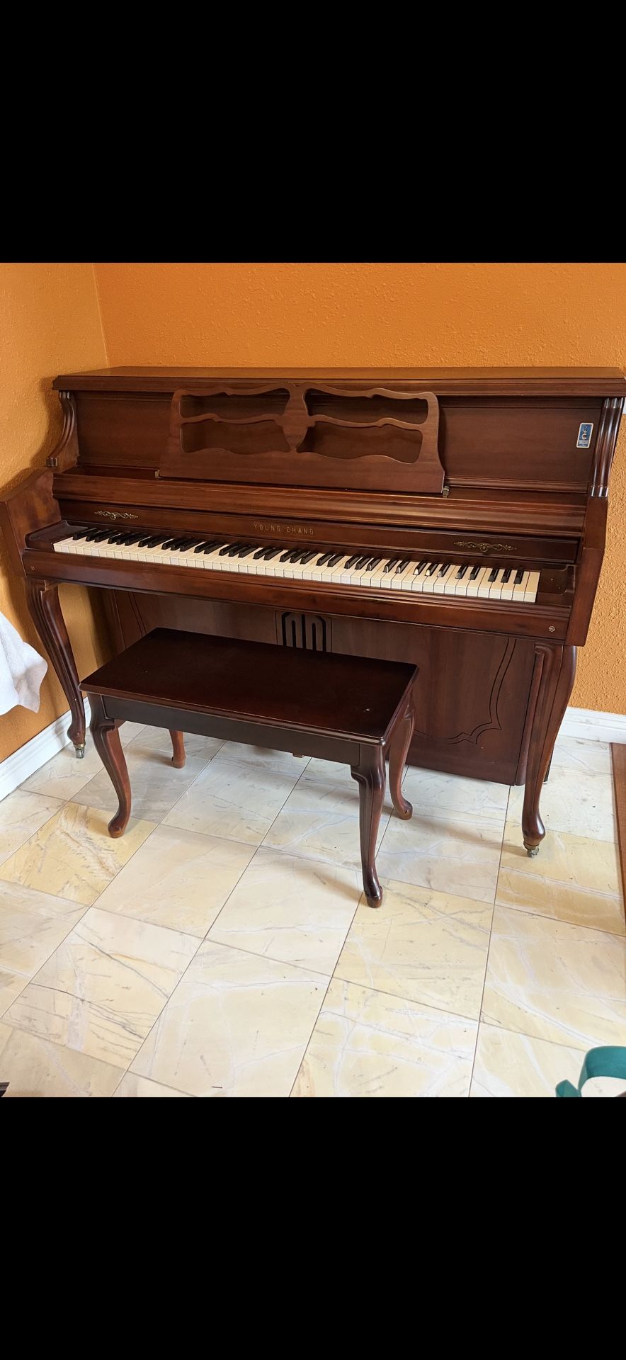 Upright Piano Young Chang mahogany wood