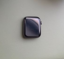 Apple Watch SE 44mm GPS + Cellular