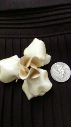 Very vintage creme colored metal pin flower