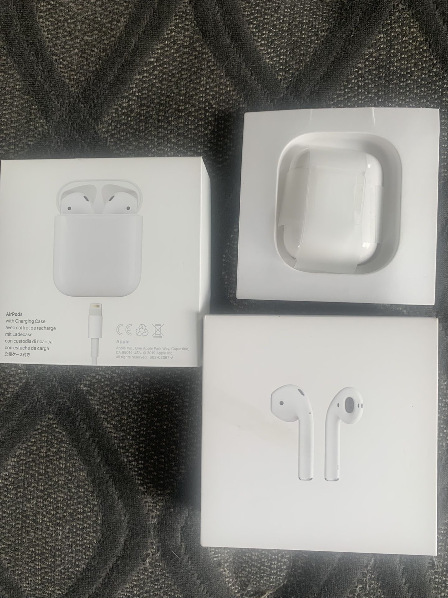 AirPods w/charging Case