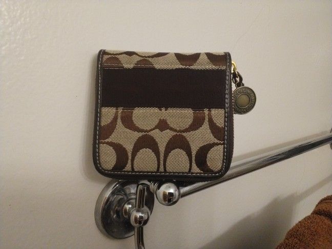 VINTAGE DISCONTINUED COACH HAND WALLET