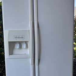 Whirlpool Side by Side Refrigerator w/Ice Maker and Water Dispenser