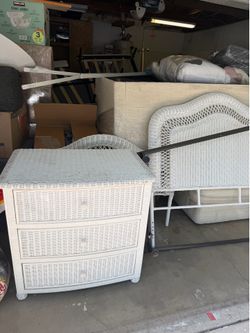 Full/queen size wicker bedroom set