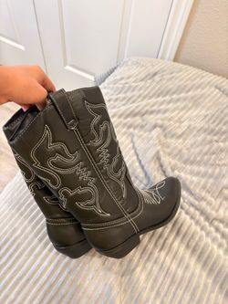 Boots size 3 or 4