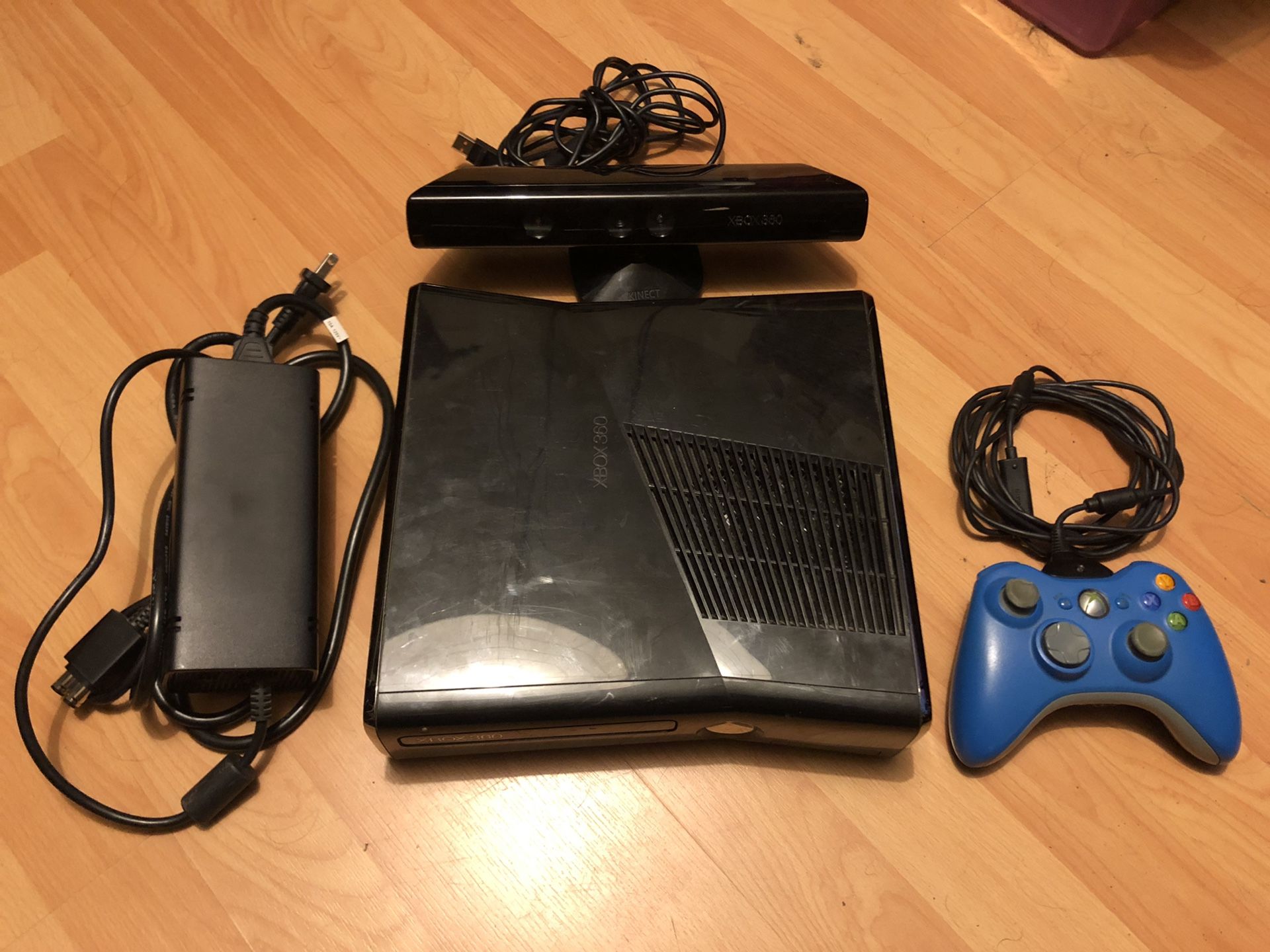 Xbox 360 S, Controller, Kinect and 6 Games