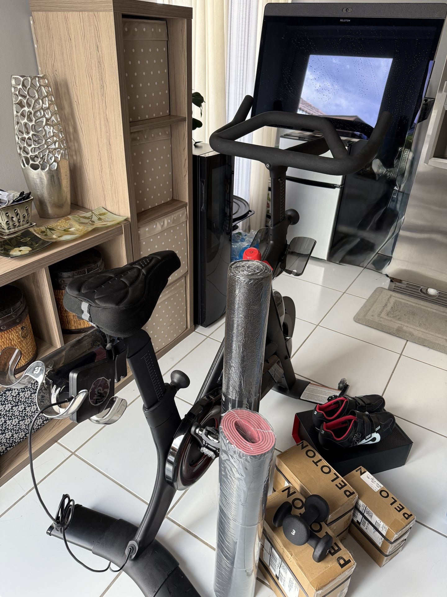 Pelotón Bike With Accesories- Pelotón Bicicleta Estática Con Accesorios