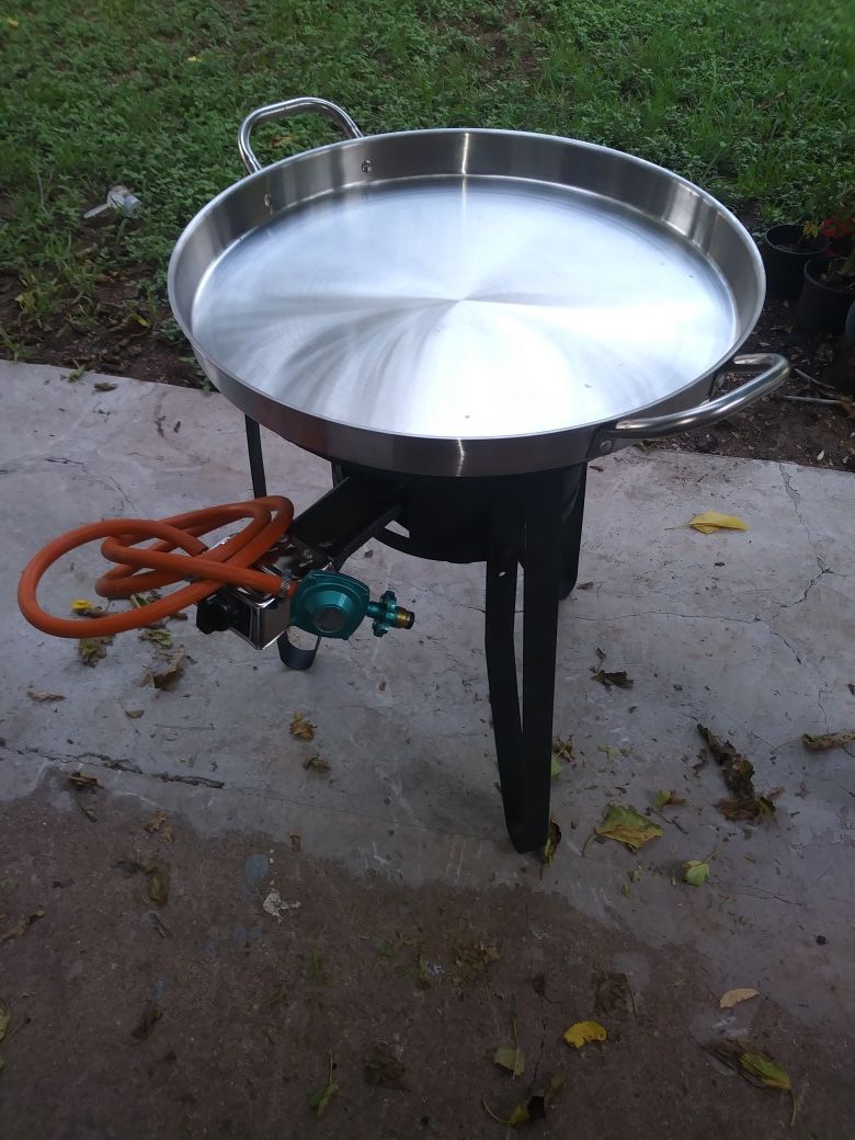 Quemador grande con su base grande y un comal Redondo y incluye su Regulador de gas y su manguera por tan solo