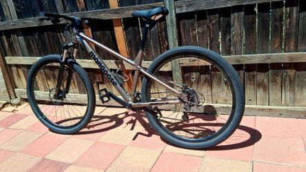 Mtb Mongoose 🚲🚲excelente opción si buscas divertirte en la montaña equipada con todo lista para rodar