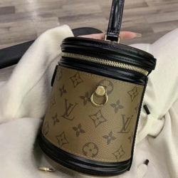 Classic bucket bag