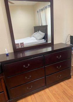 3 queens bedrooms with dresser and 2 nightstands