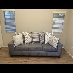 Couch With 7 Pillows 