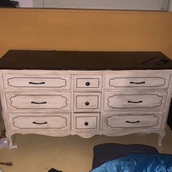 White/brown Dresser