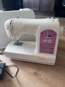 Singer Starlet Sewing Machine – Like New, Barely Used
