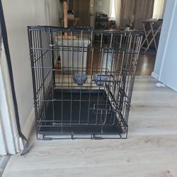 Small Dof Kennel With Food and Water Bowl 