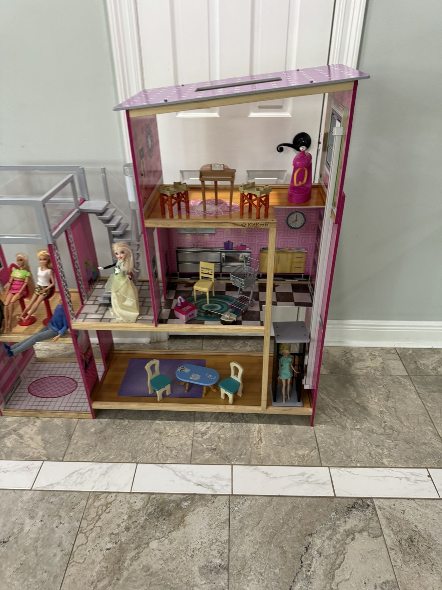 Our KidKraft Uptown Dollhouse is big fun for modern imaginations. This uniquely modern design is laid out between two towers