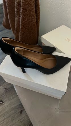 Black pumps