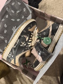 Travis Scott x NIKE SB Dunks (size 10 M)