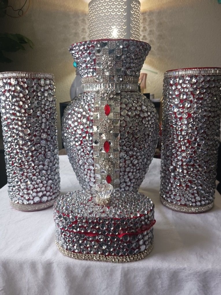 GLAMOROUS 4PC RED BACKGROUND SET..PLACE UR ORDER TAKES 10 DAYS..IF LOCAL CAN  DELIVER 
