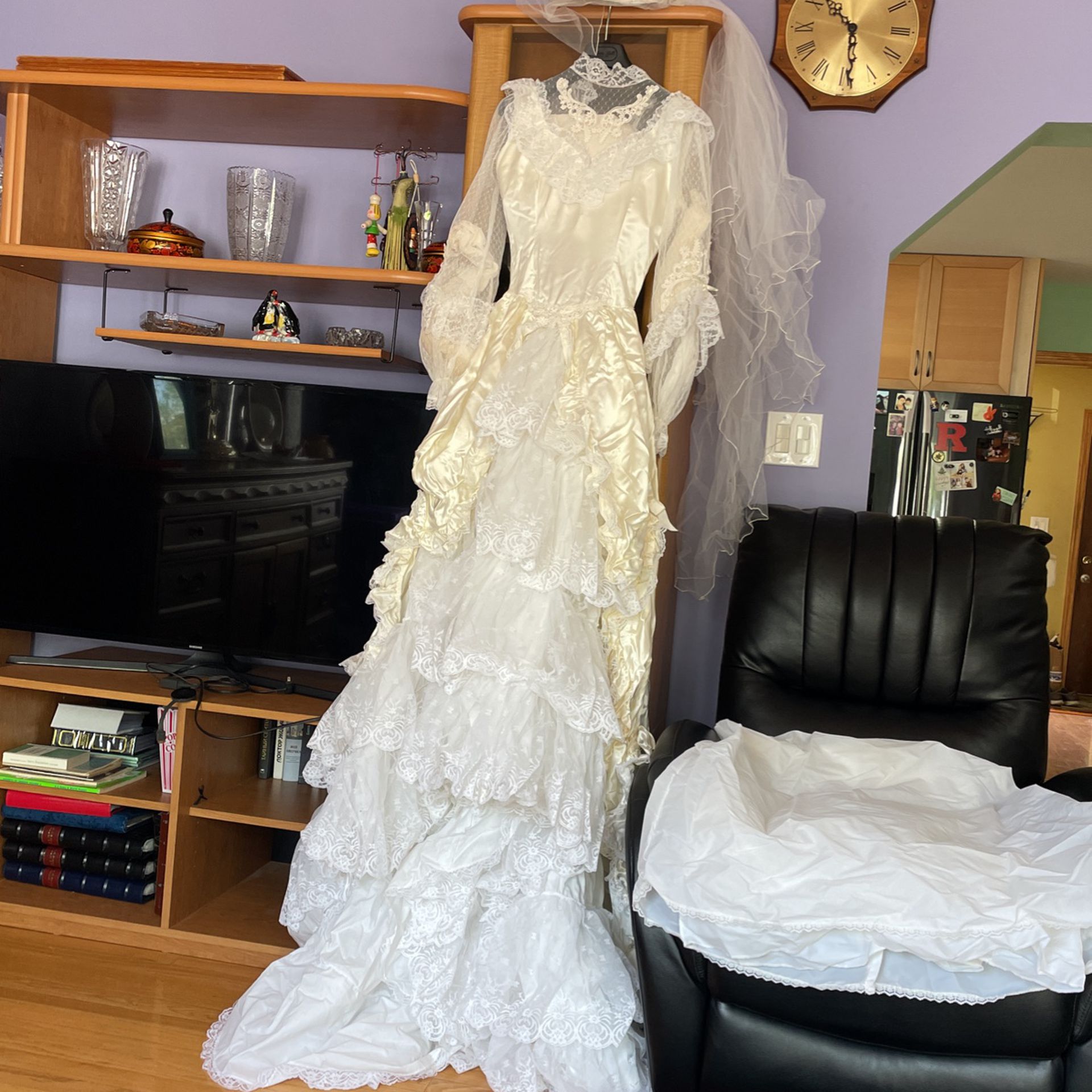 New White Wedding Dress, White Lace Hat, Petticoat. Size Medium. Never Used 