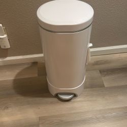 Munchkin Step Diaper Pail