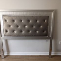 💡 Glam Silver Queen Upholstered Bed w/ Built-In LED Lights 💡