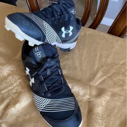 UNDER ARMOUR Baseball Shoes 👟 For Kids Size 8
