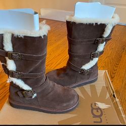 Ugg Boot (size 5)