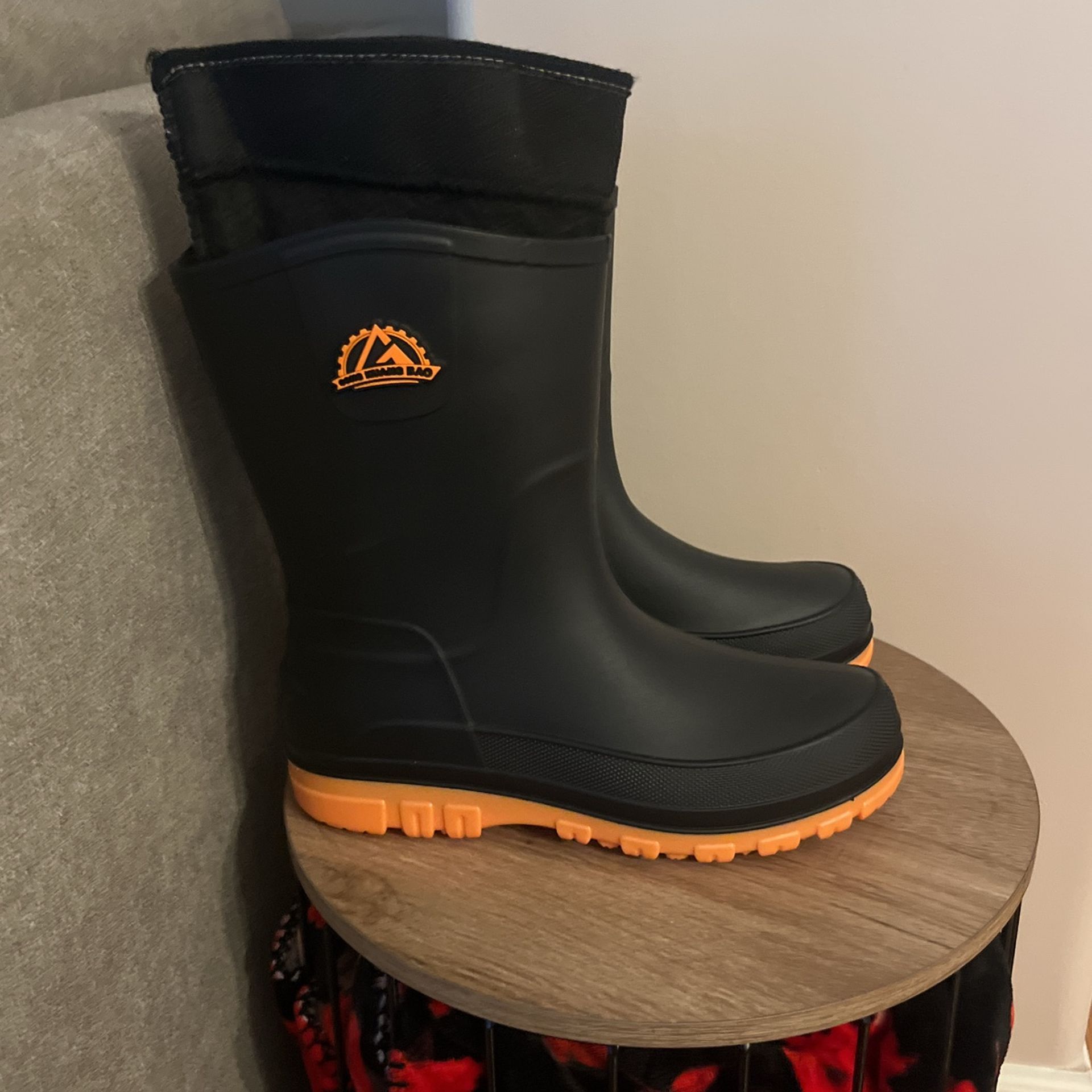 Raining Boots L. Size 10.5