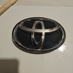 06-10 Toyota Camry LE SE XLE Front Grille/ Hood Emblem